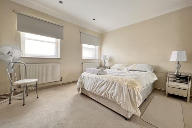 Flat to rent in Whitbourne Avenue, Swindon