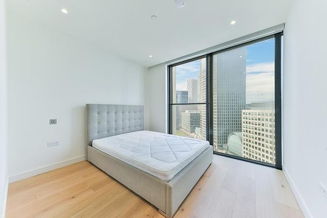 Flat to rent in Hampton Tower, (South Quay Plaza), London