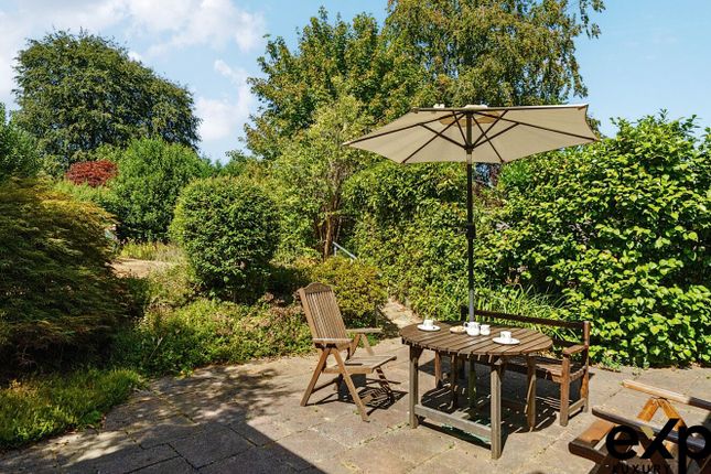 4, Oak Tree Close, Virginia Water photo 4