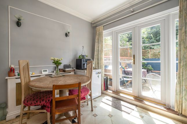 147, Ravenslea Road, London photo 2