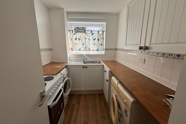 10 Downs Court, Lyndale Road, Redhill photo 4