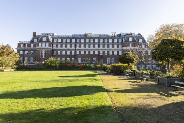 Flat for sale in Rosebery Avenue, London