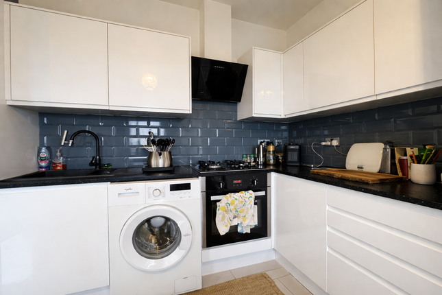 Flat 12, London photo 4