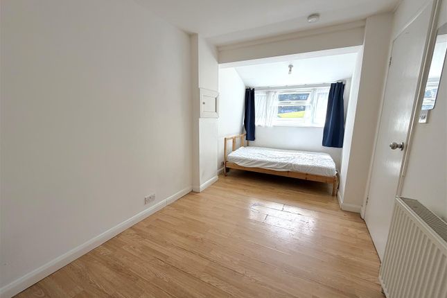 31, Hawkins Close, Harrow photo 4