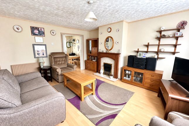 1, Henley Drive, Highworth photo 3