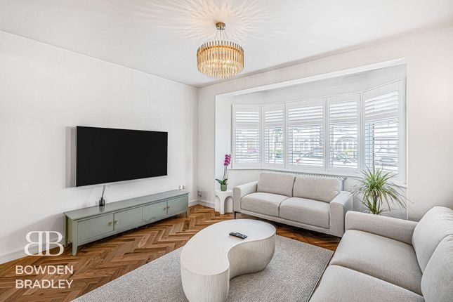 63 Middleton Gardens, Gants Hill photo 3