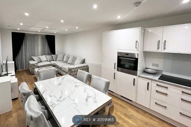 Flat, Mahindra Way, London photo 3