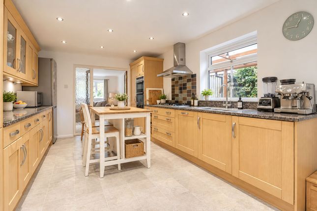 24 Blakeden Drive, Esher photo 4