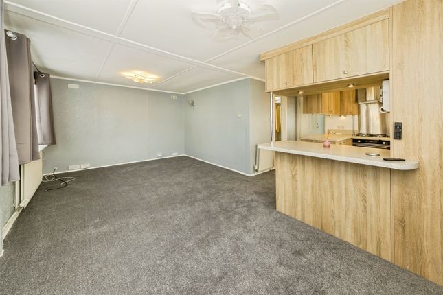 15, Laburnum Court, Horley photo 4