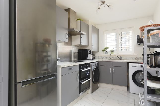 25 Heritage Road, Kingsnorth, Kent photo 3