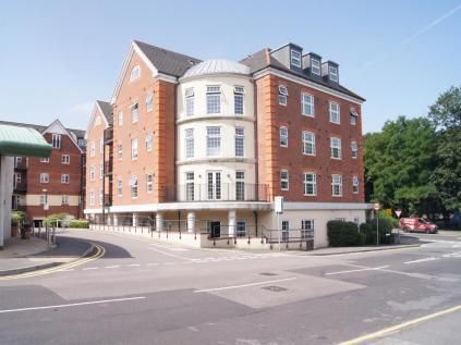 Flat to rent in London Road, Camberley