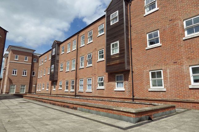 2 bed flat to rent in Nymet Court, Aylesbury, Buckinghamshire