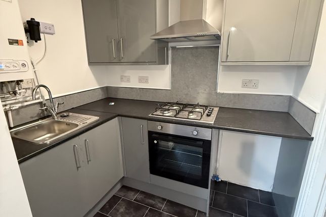 Flat 4, 23, Sherwood Place, Bradford photo 2