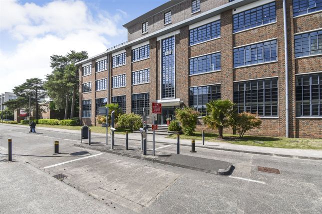 Flat to rent in Cathedral Court, 17 O'gorman Avenue, Farnborough, Hampshire