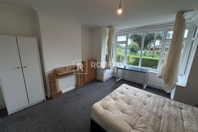 2, Dennistead Crescent, Leeds photo 4