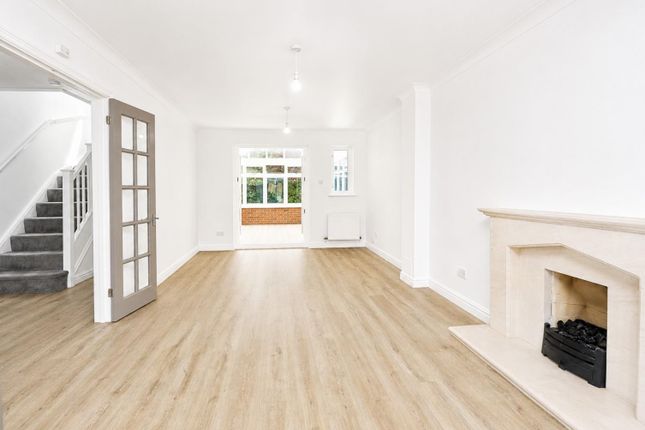 7, Winchcombe Close, Fleet photo 4