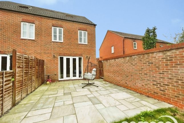 Kirby Drive, Tadley photo 3
