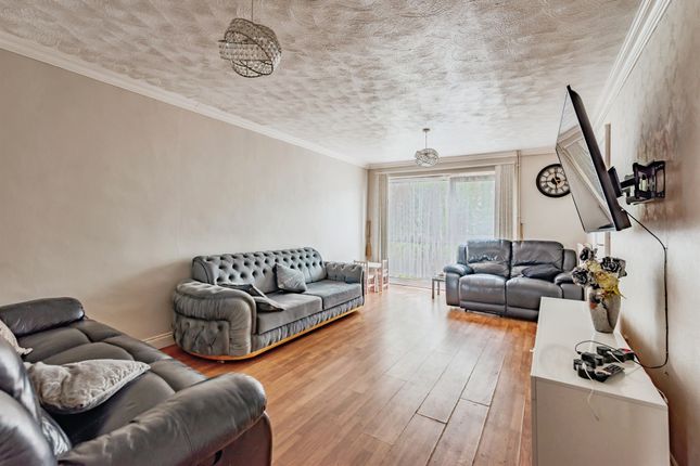 37, Trefoil Crescent, Crawley photo 2
