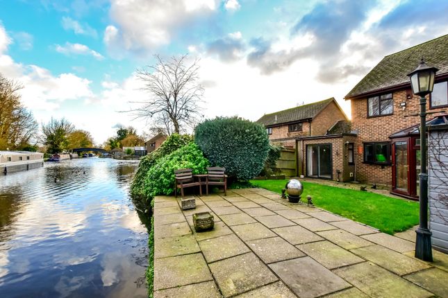 11 Kings Meadow, Kings Langley photo 2