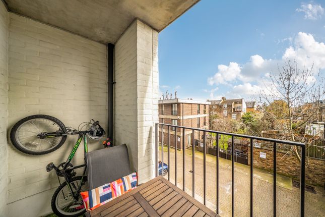 Flat Nine, Seven Sisters Road, London photo 4