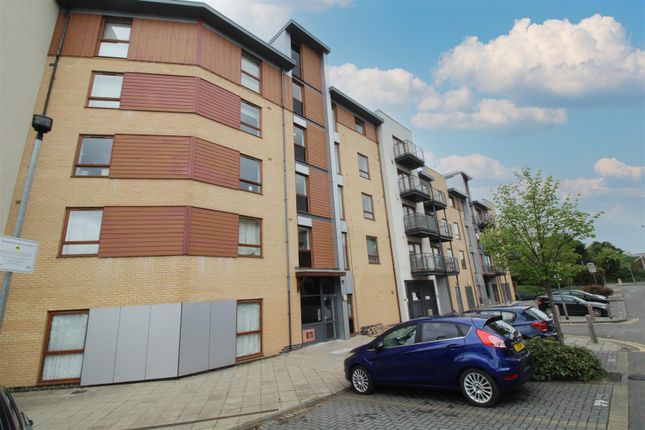 Thumbnail Flat to rent in Commonwealth Drive, Three Bridges, Crawley, West Sussex.