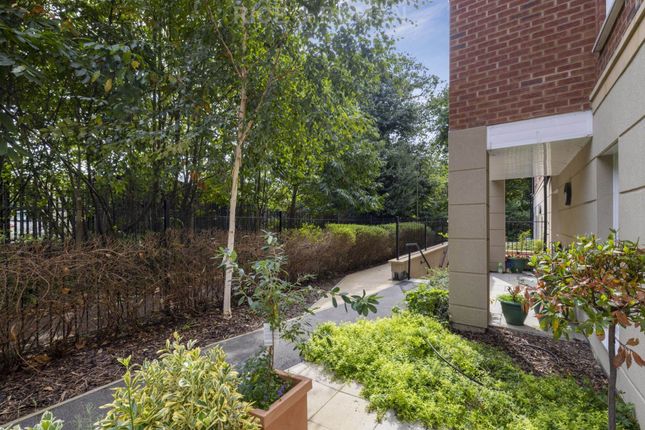 Flat 9, Augustus House, Station Parade, Virginia Water photo 2