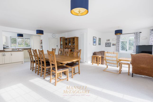 3 Mount Close, Crawley photo 2