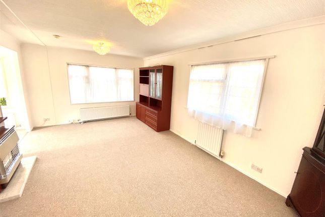 29, The Firs Park, Woodside Lane, Hatfield photo 2