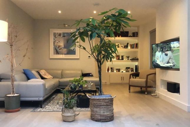 Thumbnail Flat to rent in Achill Close, London