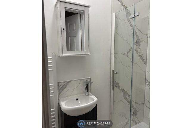 Room 4 - Upstairs Ensuite