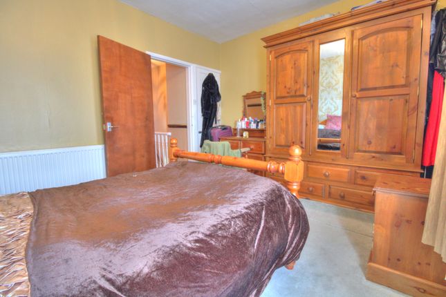 32, Leslie Road, Northampton photo 3