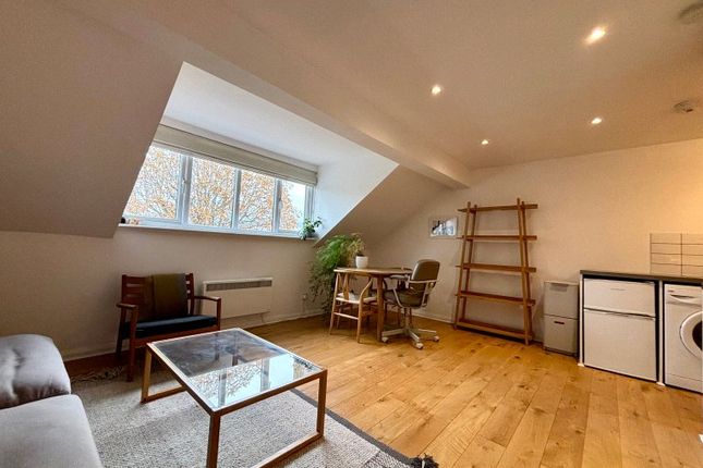 Flat 6, Badgers Court, 151, Forest Road, London photo 4