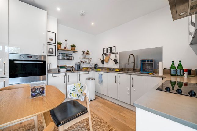 Flat 99, Riverside View, Berkeley Avenue, Reading photo 4