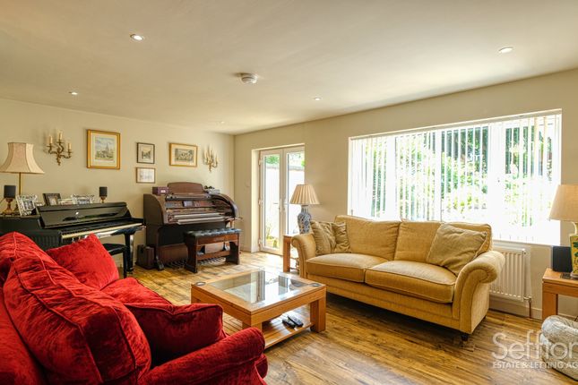 52 Thunder Lane, Norwich photo 3