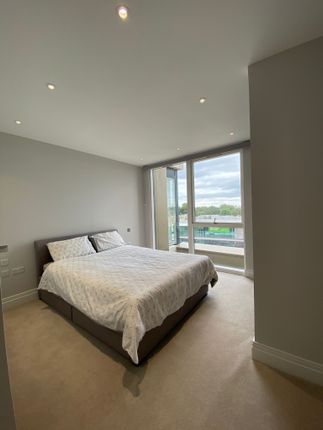 Flat to rent in Hamond Court, Queenshurst Square, Kingston Upon Thames