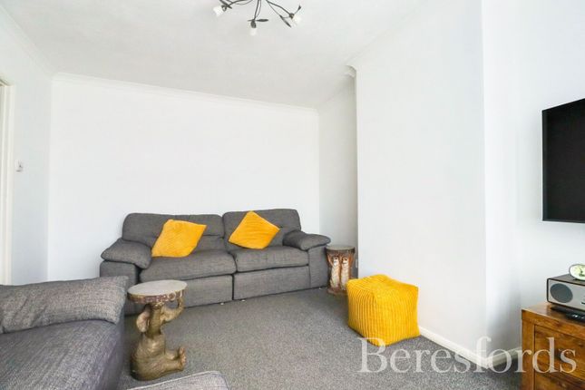 34, Thames Avenue, Essex photo 3