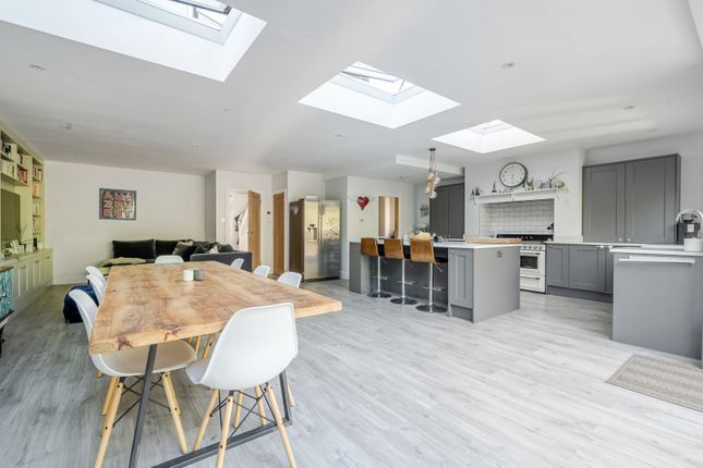 25, Thistledene, Thames Ditton photo 3