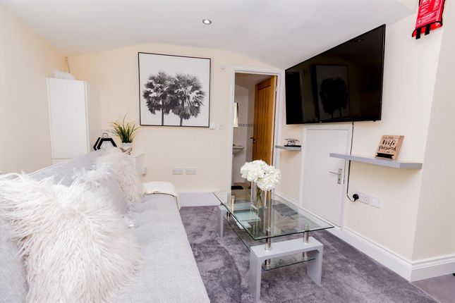 Flat to rent in Baker Street, Reading