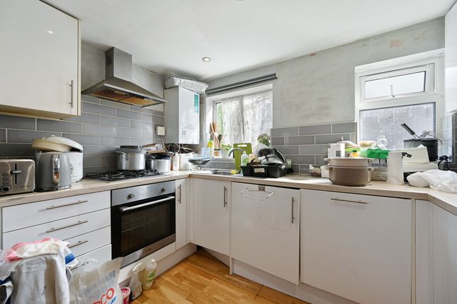 20b, Felixstowe Road, London photo 4