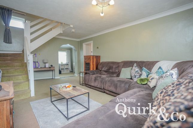 25, Central Avenue, Canvey Island photo 3