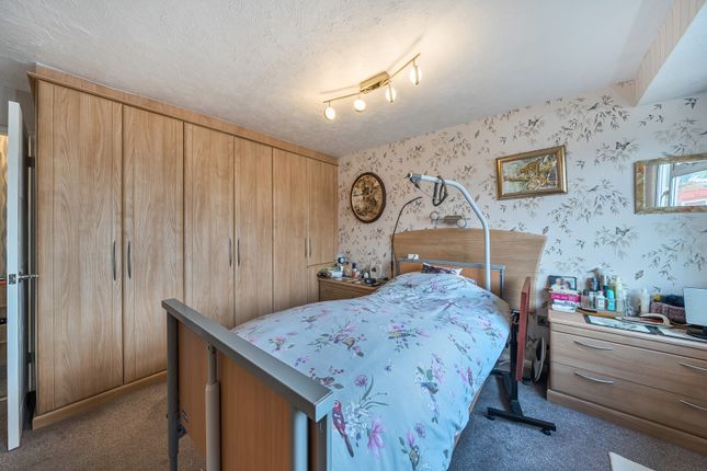 14, Greenfield Avenue, Hertfordshire photo 4