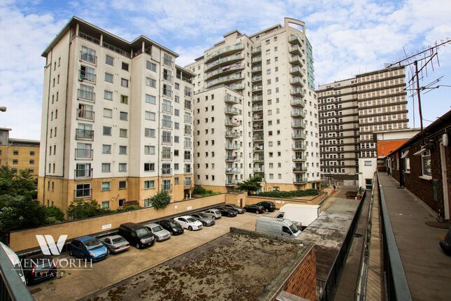 Flat for sale in Centreway, Ilford