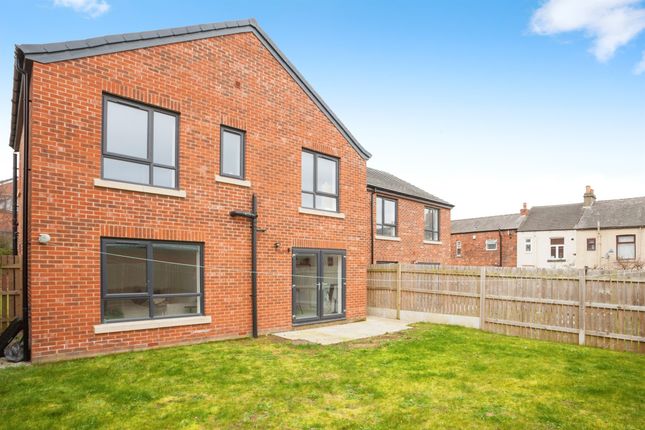 3-bed detached on 2d, Primrose Lane, WAKEFIELD, £290,000