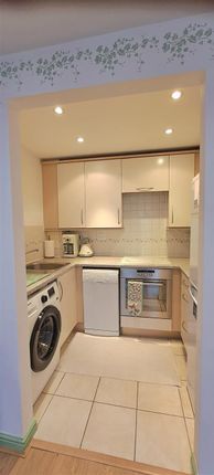 24, Camellia House, Feltham photo 4
