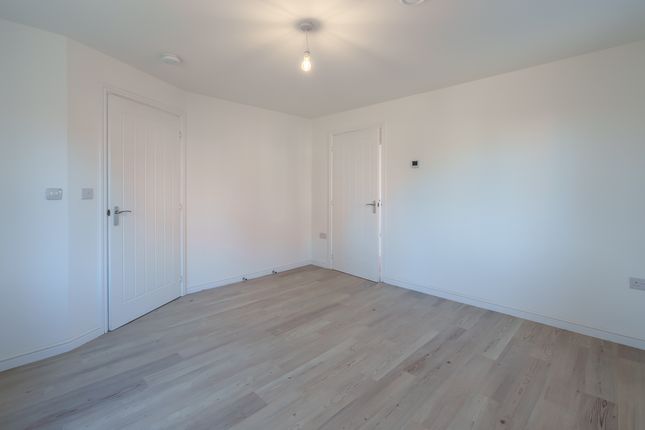 4, Bloom Close, Worthing photo 5