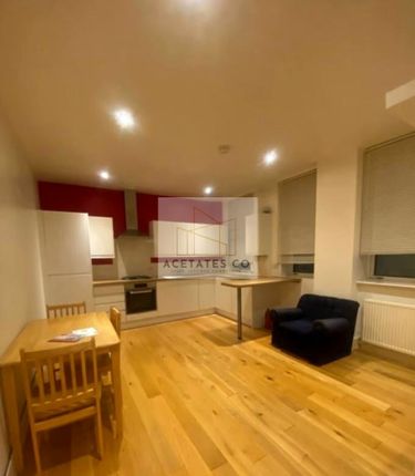 Flat to rent in High Road, Ilford, Essex