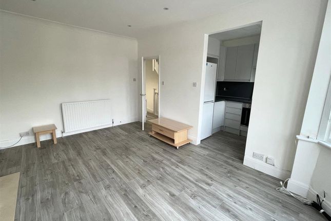 Flat 2, 84 Hutton Grove, London photo 3