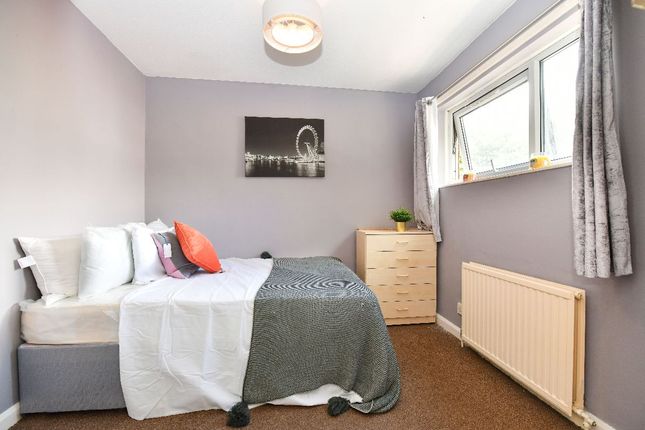 Room 3, 29 Amhurst Road, London photo 2