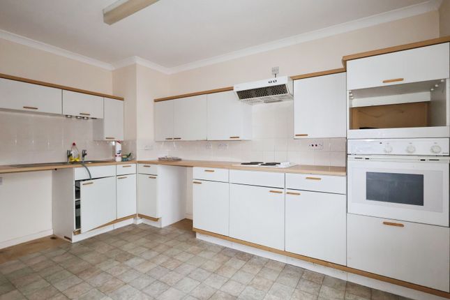 28, Regal Court, Bancroft, Hitchin photo 4