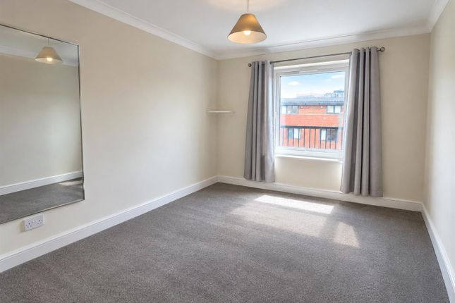 93, Cowdenbeath Path, London photo 2